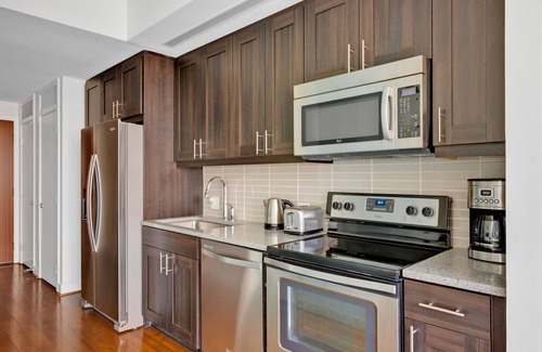 Columbia Heights Apartamento | Elegant 14th St 1BR w/ Gym, W/D & Lounge, walk to Metro, by Blueground