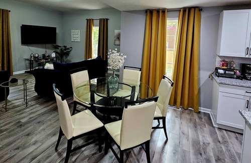 Sanford Casa | 🌟Elegant 1910 Boutique; Baby-Friendly & Veteran-Owned🌟