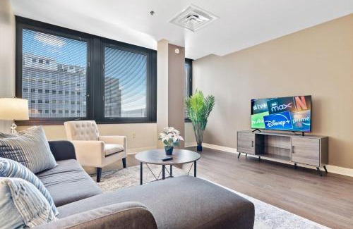Downtown Pittsburgh Apartamento | Elegant 1BD High Rise with City Views in DT Pitts