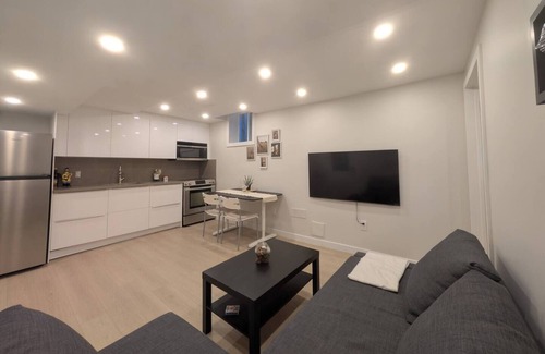 Richmond Hill Casa | Elegant 1BR Apartment w/Private Entrance & Parking