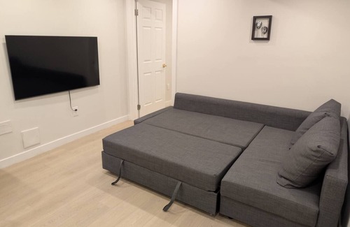 Richmond Hill Casa | Elegant 1BR Apartment w/Private Entrance & Parking