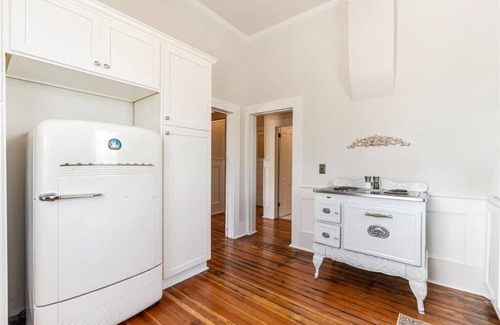 Newberg Condominio | Elegant 1BR Loft in Historic Downtown Newberg – The 1888