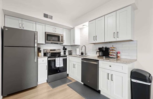 Royal Oak Apartamento | Elegant 1BR Upper Suite | Renovated King Bedroom