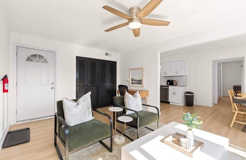 Royal Oak Apartamento | Elegant 1BR Upper Suite | Renovated King Bedroom