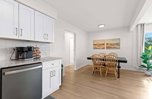Royal Oak Apartamento | Elegant 1BR Upper Suite | Renovated King Bedroom