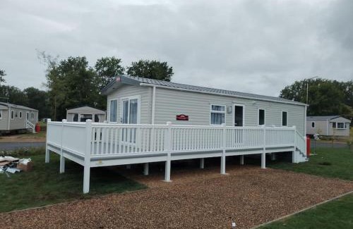 Great Houghton Casa | Elegant 2 Bed 1 and Half Bath Caravan in Holiday Resort Village