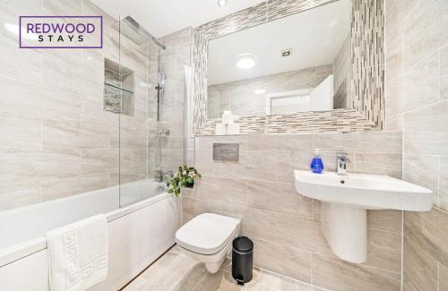 Alton Apartamento | Elegant 2 Bed Apartment, Premium Furniture & Amenities, FREE WiFi & Parking, Perfect for Families, Contractors & Corporate Companies By REDWOOD STAYS