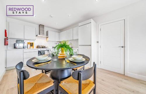 Alton Apartamento | Elegant 2 Bed Apartment, Premium Furniture & Amenities, FREE WiFi & Parking, Perfect for Families, Contractors & Corporate Companies By REDWOOD STAYS