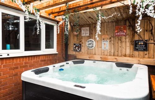 Liverpool Casa | Elegant 2 bed with hot tub and a host of amenities