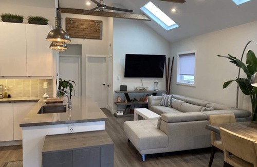 Toronto Casa | Elegant 2-Bedroom Bungalow with Outdoor Oasis and Modern Conveniences