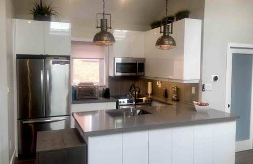 Toronto Casa | Elegant 2-Bedroom Bungalow with Outdoor Oasis and Modern Conveniences
