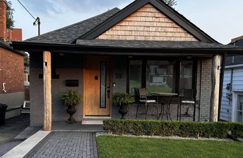 Toronto Casa | Elegant 2-Bedroom Bungalow with Outdoor Oasis and Modern Conveniences