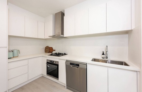 Prahran Apartamento | Elegant 2-bedroom House in Prahran w/ Parking!
