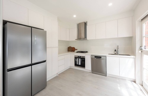 Prahran Apartamento | Elegant 2-bedroom House in Prahran w/ Parking!