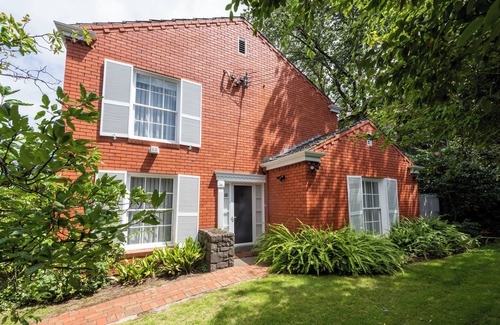 Prahran Apartamento | Elegant 2-bedroom House in Prahran w/ Parking!