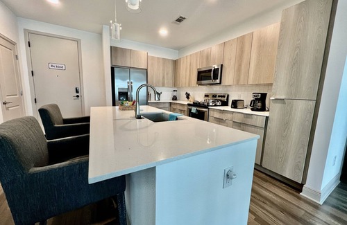 Deerwood Apartamento | Elegant 2 King Beds Southside with Pool and Gym Near Mayo Clinic UNF and Beaches