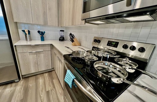 Deerwood Apartamento | Elegant 2 King Beds Southside with Pool and Gym Near Mayo Clinic UNF and Beaches