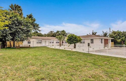 Progressive Northwest Apartamento | Elegant 2Bd Home, West Palm Beach, Steps to Beach