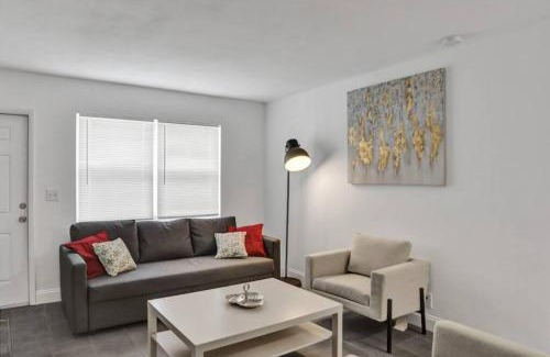 Progressive Northwest Apartamento | Elegant 2Bd Home, West Palm Beach, Steps to Beach