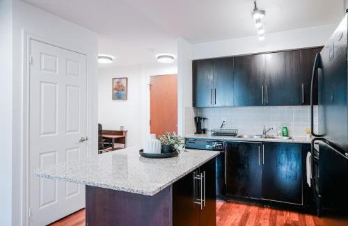 Downtown Mississauga Apartamento | Elegant 2BR 2BA Condo Heart of Mississauga SQ1