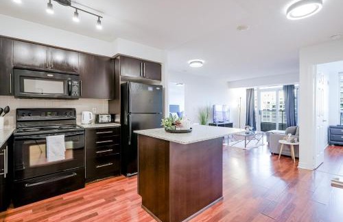 Downtown Mississauga Apartamento | Elegant 2BR 2BA Condo Heart of Mississauga SQ1