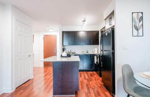 Downtown Mississauga Apartamento | Elegant 2BR 2BA Condo Heart of Mississauga SQ1