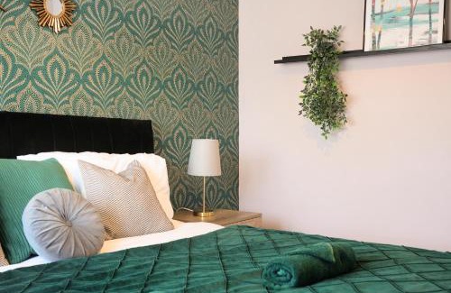 Aylesbury Casa | Elegant 2BR Aylesbury Home, Sleeps 4, Parking, Work, Leisure, Friendly