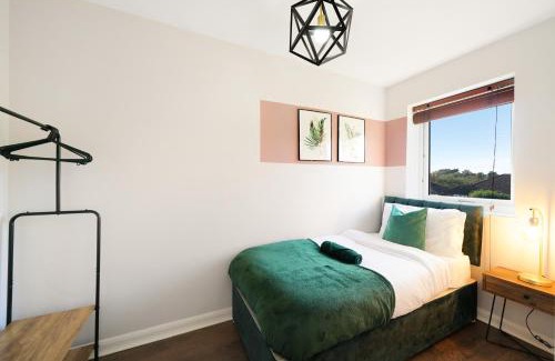 Aylesbury Casa | Elegant 2BR Aylesbury Home, Sleeps 4, Parking, Work, Leisure, Friendly