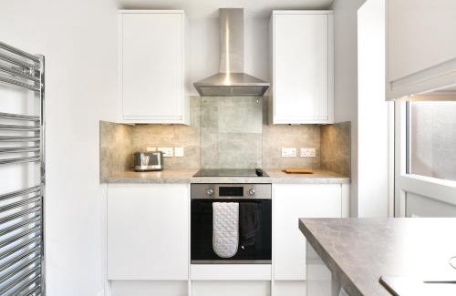 Aylesbury Casa | Elegant 2BR Aylesbury Home, Sleeps 4, Parking, Work, Leisure, Friendly