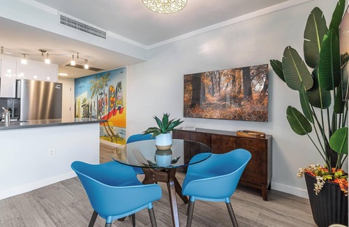 Coconut Grove Condominio | Elegant 2BR Condo at Hotel Arya | Full Kitchen, Wraparound Views, Washer/Dryer, 2 Parking Spots