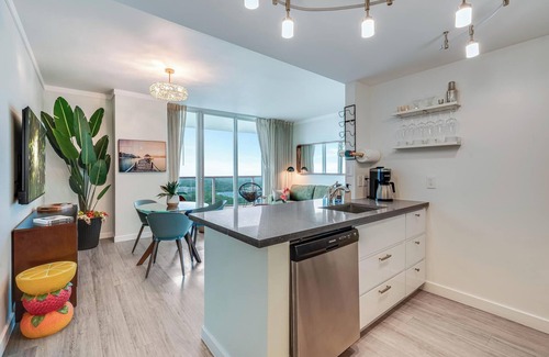 Coconut Grove Condominio | Elegant 2BR Condo at Hotel Arya | Full Kitchen, Wraparound Views, Washer/Dryer, 2 Parking Spots
