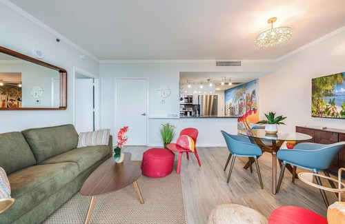 Coconut Grove Condominio | Elegant 2BR Condo at Hotel Arya | Full Kitchen, Wraparound Views, Washer/Dryer, 2 Parking Spots