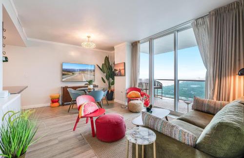 Coconut Grove Apartamento | Elegant 2BR Condo at Hotel Arya Full Kitchen Wraparound Views 2 Parking Spots
