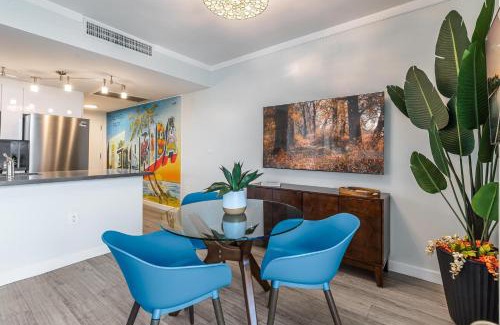 Coconut Grove Apartamento | Elegant 2BR Condo at Hotel Arya Full Kitchen Wraparound Views 2 Parking Spots