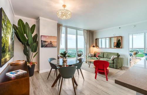 Coconut Grove Apartamento | Elegant 2BR Condo at Hotel Arya Full Kitchen Wraparound Views 2 Parking Spots