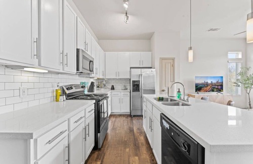Montopolis Apartamento | Elegant 2BR king suite, fast WiFi, 8 min to DT