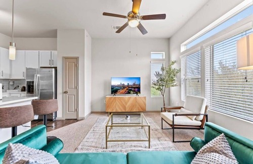 Montopolis Apartamento | Elegant 2BR king suite, fast WiFi, 8 min to DT