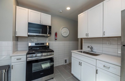 Shaker Heights Apartamento | Elegant 2BR Larchmere Classic ~ Near Cleveland Clinic & Case Western University