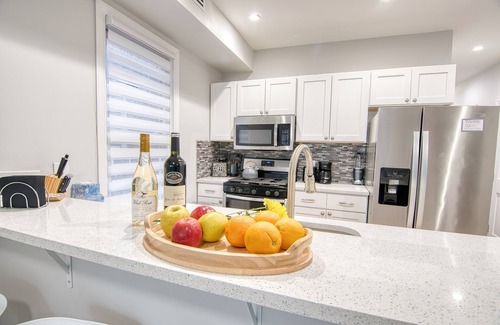 West Bronx Apartamento | Elegant 2BR Modern Oasis Brand-New Build, Luxe Touches & Lightning-Fast WiFi, AC
