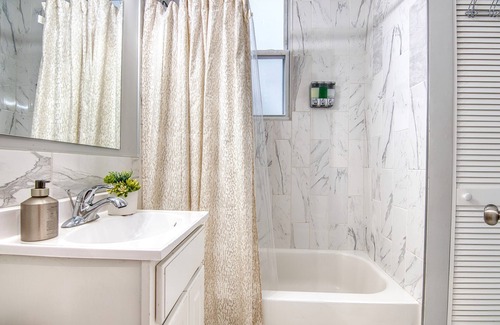 West Bronx Apartamento | Elegant 2BR Modern Oasis Brand-New Build, Luxe Touches & Lightning-Fast WiFi, AC