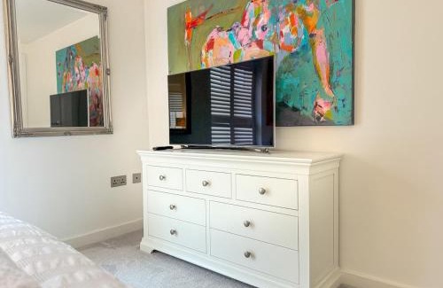 Cleedownton Apartamento | Elegant 2BR Retreat- Longbridge Shops, Rail & Hills