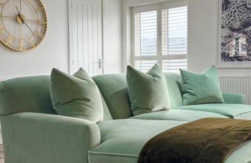 Cleedownton Apartamento | Elegant 2BR Retreat- Longbridge Shops, Rail & Hills
