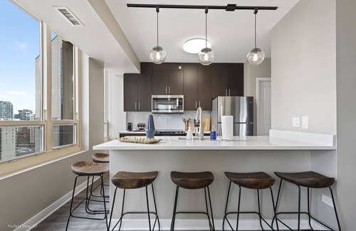 Rush and Division Apartamento | Elegant 2BR with Resort Amenities & City Views