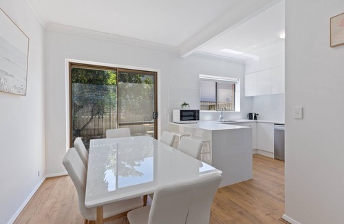 Glenelg South Casa | Elegant 3-Bed Home Steps from Sunny Glenelg Beach