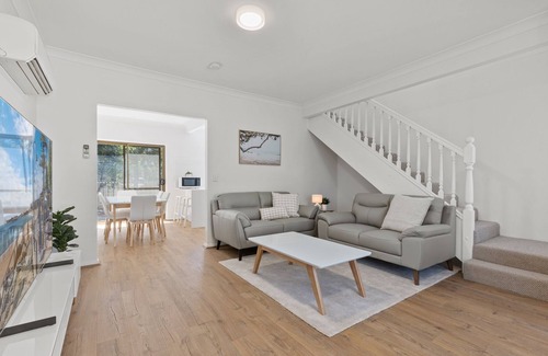 Glenelg South Casa | Elegant 3-Bed Home Steps from Sunny Glenelg Beach