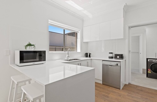 Glenelg South Casa | Elegant 3-Bed Home Steps from Sunny Glenelg Beach