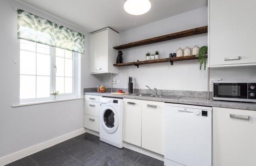 Ashford Casa | Elegant 3 Bed House For 5- City Central - Free Parking
