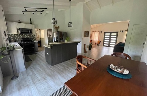 Runaway Bay Casa | Elegant 3-bedroom House with WiFi and AC near beautiful Dickenson Bay