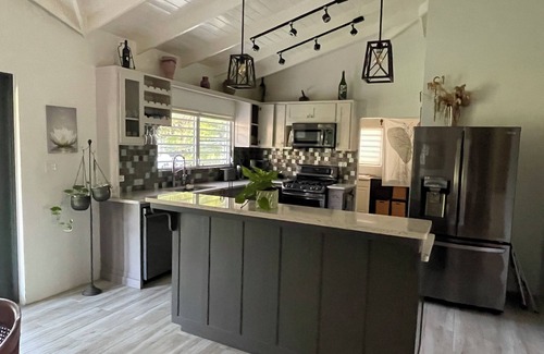 Runaway Bay Casa | Elegant 3-bedroom House with WiFi and AC near beautiful Dickenson Bay