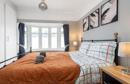 Droylsden Apartamento | Elegant 3-Bedroom Manchester Retreat Free Parking KeenzChillz
